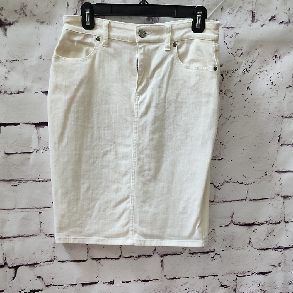 EUC Banana Republic White Denim Skirt Womens Size 4R Classic Career Office Work
